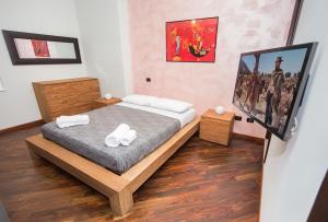 - une chambre avec un lit et 2 serviettes blanches dans l'établissement Domus Regis, à Cagliari