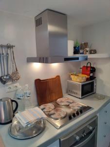 uma cozinha com uma placa de fogão com alguma comida em Naxos Galanado Casa Thea em Galanádhon