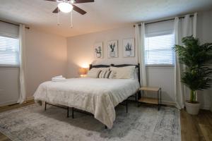 Un pat sau paturi într-o cameră la Taylors Gem for Families - Charming Family Getaway