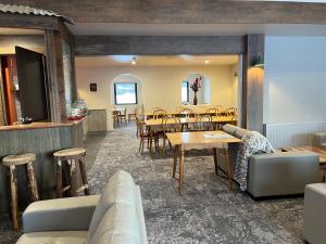 een restaurant met tafels en stoelen in een kamer bij Swagman Chalet in Perisher Valley