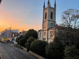 Foto sihtkohas Windsor asuva majutusasutuse WATCH CHANGING OF THE GUARD AND WALK TO THE CASTLE! 2 Bedroom Apartment galeriist +8 fotot