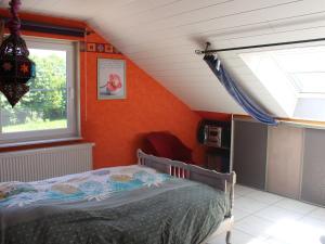 1 dormitorio con cama y ventana en Cottage Oree des bois in Paliseul with Garden, en Paliseul