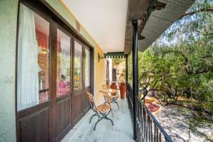 a patio with a table and chairs on a balcony at Quinta Las Acacias Hotel Boutique in Guanajuato