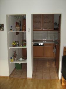 バート・ハルツブルクにあるFerienwohnung "Fürstenhof"のキッチン(カウンター付)へ続くオープンドア
