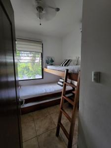 Palanda nebo palandy na pokoji v ubytování Apartamentos Los Cabos Monterrico by l´Aurora Inn
