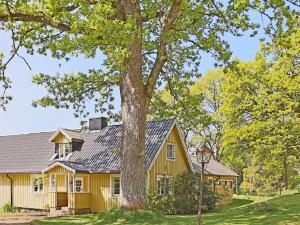 Långarydにある7 person holiday home in LåNGARYD-By Traumの木の前の黄色い家