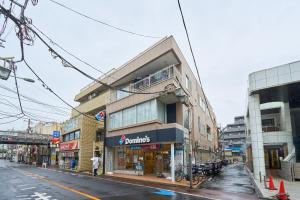 um edifício ao lado de uma rua da cidade em Haneda Lex Apartment em Tóquio
