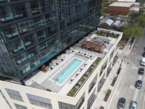 - une vue aérienne sur un bâtiment avec une piscine dans l'établissement Brand New Luxe Convertible Studio/Downtown views, à Chicago