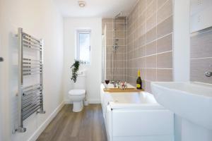 Ένα μπάνιο στο Detached House with Free Parking, Super-Fast Wifi and Smart TV with Netflix by Yoko Property