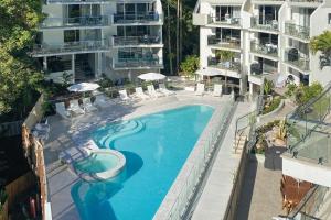 vista sul tetto di una piscina con edifici di The Cove Noosa - Apartment 18 a Noosa Heads
