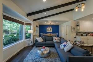 uma sala de estar com um sofá e uma mesa em Modern Open Concept Mountain View NEW Home em Mount Shasta