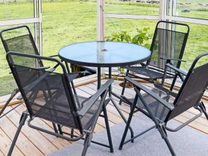 una mesa y sillas sentadas en un porche en Holiday home Åskloster II, en Åskloster