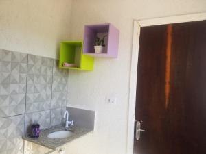 a bathroom with a sink and a brown door at Casa na histórica - Santana de Parnaíba SP in Santana de Parnaíba