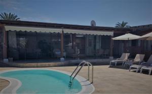 Bazén v ubytovaní ANFI TOPAZ VILLA TAURO GOLF & BEACH 3 bedrooms 4 bathrooms private pool alebo v jeho blízkosti