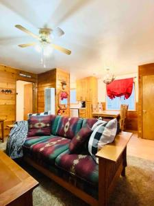 sala de estar con sofá y ventilador de techo en Cozy Spa Retreat Near Resorts and Snow Play, en Big Bear City