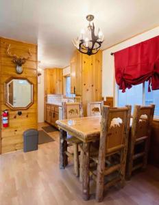 comedor con mesa de madera y sillas en Cozy Spa Retreat Near Resorts and Snow Play, en Big Bear City