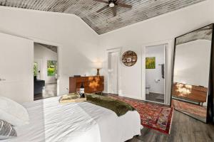Ένα ή περισσότερα κρεβάτια σε δωμάτιο στο The Woodland Oasis I Luxurious Cabin Getaway I