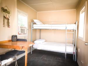 een kamer met 2 stapelbedden en een bureau bij Weiss Lake Lodge in Centre