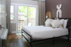 Легло или легла в стая в Perfectly Located Modern 2BR w Priv Backyard