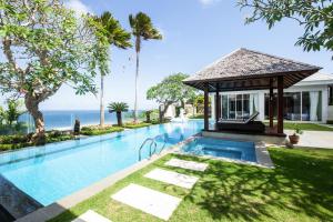 einen Pool mit Pavillon am Meer in der Unterkunft Cliff Front pandawa Beach Karang Kembar 5 in Ungasan