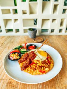 セロング・ベラナクにあるAmazing Lombok Resortの卵ソーセージと野菜の盛り合わせ