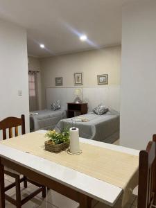 una habitación con 2 camas y una mesa y una habitación con 2 camas en Monoambiente Centrico en Santiago del Estero