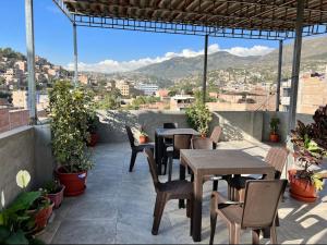 eine Terrasse mit Tischen und Stühlen und Stadtblick in der Unterkunft Departamento en el centro histórico in Ayacucho