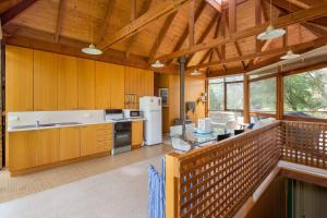 eine große Küche mit Holzwänden und Holzdecken in der Unterkunft Shearwater Beach House in Silverleaves in Cowes + 5 Fotos