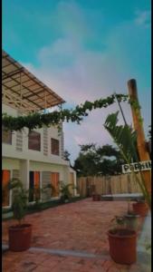 una casa con una recinzione e alcune piante in un cortile di Verano Azul Loft a Puerto López