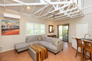 ein Wohnzimmer mit einem Sofa und einem Tisch in der Unterkunft Seashells Broome in Broome