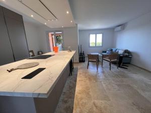 Kuchyň nebo kuchyňský kout v ubytování Maison rénovée avec jardin et climatisation, proche vignes - FR-1-726-28