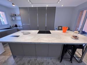 Kuchyň nebo kuchyňský kout v ubytování Maison rénovée avec jardin et climatisation, proche vignes - FR-1-726-28 + 5 fotografií