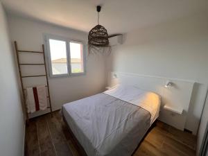 Postel nebo postele na pokoji v ubytování Maison rénovée avec jardin et climatisation, proche vignes - FR-1-726-28