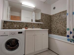 ein Badezimmer mit Waschmaschine und Waschbecken in der Unterkunft Appart 1 chambre au centre, 3éme étage, 6 pers, pied des pistes - FR-1-516-206 in Les Deux Alpes + 2 Fotos