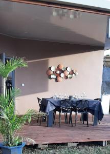 uma sala de jantar com uma mesa com copos de vinho em PAMATAI COSY LODGE em Faaa