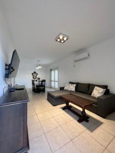 聖胡安的住宿－Duplex Céntrico TaLau，客厅配有沙发和桌子