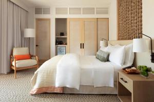 Cama o camas de una habitación en Mauna Lani, Auberge Resorts Collection