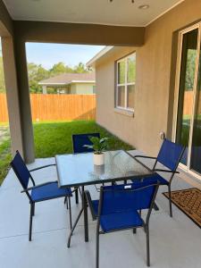 einen Tisch und Stühle mit einer Topfpflanze auf einer Terrasse in der Unterkunft Perfect Getaway Home! Close to Rainbow Springs! 