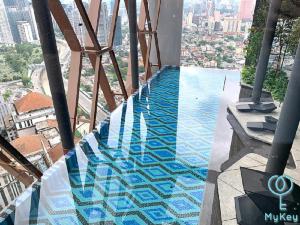 uma piscina no topo de um edifício em Scarletz Suites KLCC by Mykey Global em Kuala Lumpur