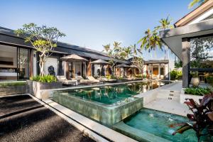 an infinity pool in the backyard of a house at Villa Jehanne by BaliSuperHost in Ubud