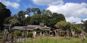 an old house in the middle of a field at ちびっこ・わんこ・リゾート　Ｓａｒａｒｉ　（里楽里） in Tabuchi