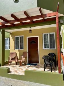 Casa con patio con sillas y puerta en Hidden Zen 108 with rental vehicle access, en Castries