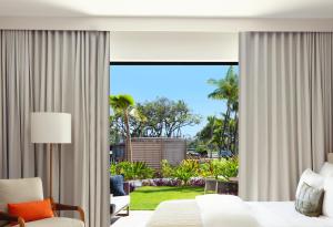 Habitación de hotel con cama y ventana grande en Mauna Lani, Auberge Resorts Collection en Waikoloa