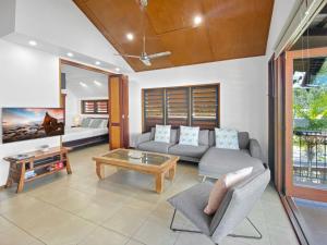 Una sala de estar con un sofá y una mesa de café. en Pure Magnetic Villa 9, en Nelly Bay