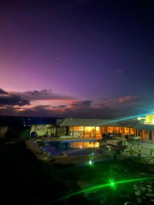 A piscina localizada em Pousada Serra de São Thomé ou nos arredores