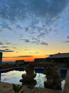 O pôr ou nascer do sol visto da pousada ou dos arredores