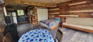 Un dormitorio con una cama en una cabaña de madera. en Stoneburg Cove Cottages, en Carrying Place 120 fotos más
