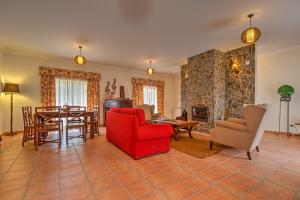 卡爾達斯達賴尼亞的住宿－A casa das minhas netas，客厅配有红色椅子和桌子