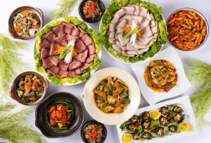 Hotel Taikan في موريوكا: طاولة مليئة بأنواع مختلفة من الطعام