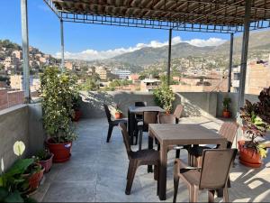 a patio with tables and chairs and a view of a city at Departamento en centro histórico en 4to piso in Ayacucho